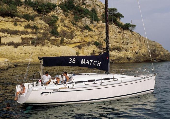Botel Sleep Aboard A Beautiful Sailboat In *